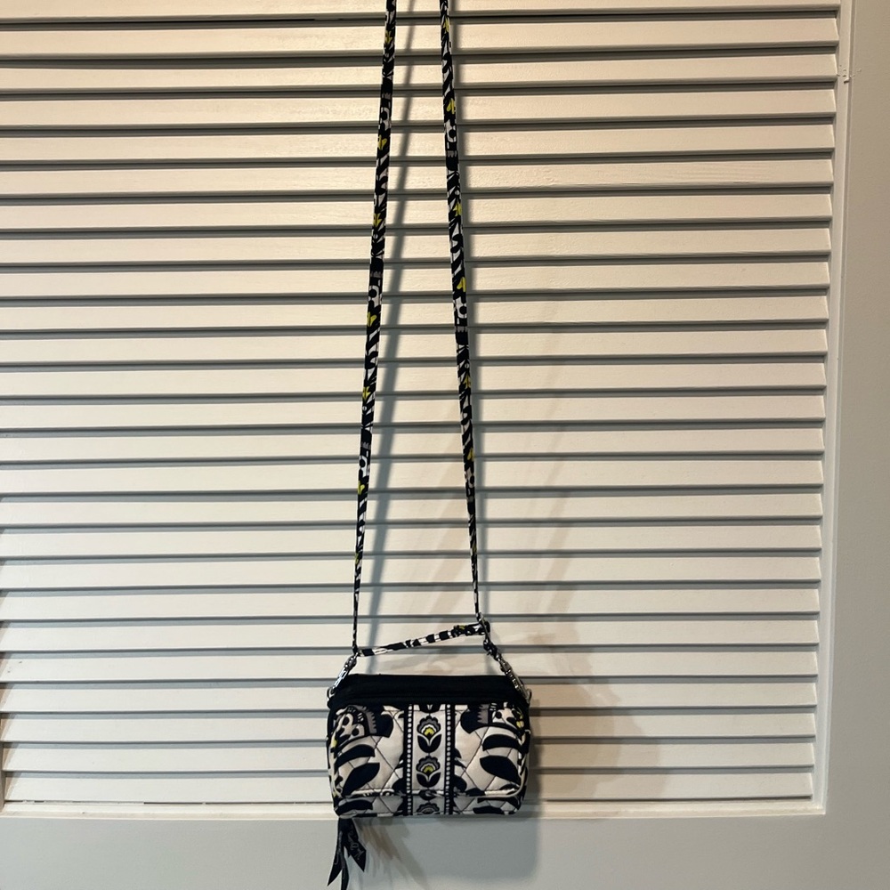 Stylish Vera Bradley Black and White Quilted Women's Cross Bag - Picture 8 of 8